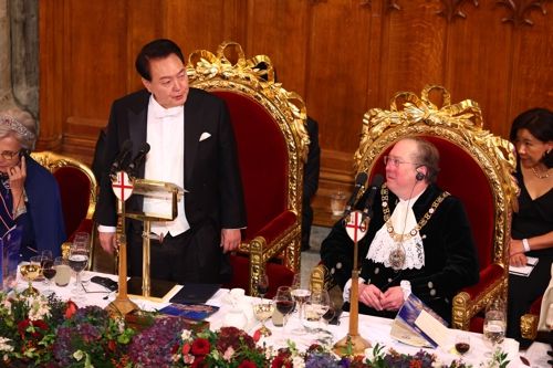 영국을 국빈 방문한 윤석열 대통령이 22일(현지시간) 런던 금융특구 길드홀에서 열린 런던금융특구 시장 주최 만찬에서 답사를 하고 있다. 연합뉴스