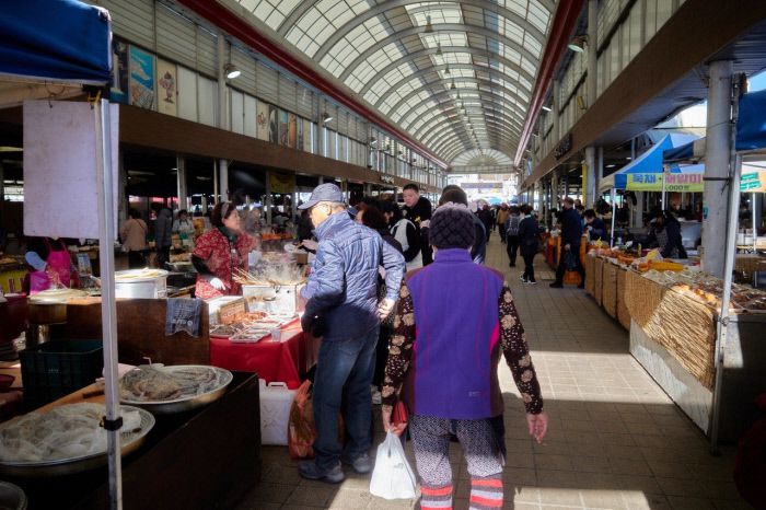 초피같은 싱싱하고 알찬 식재료에 사람도 북적