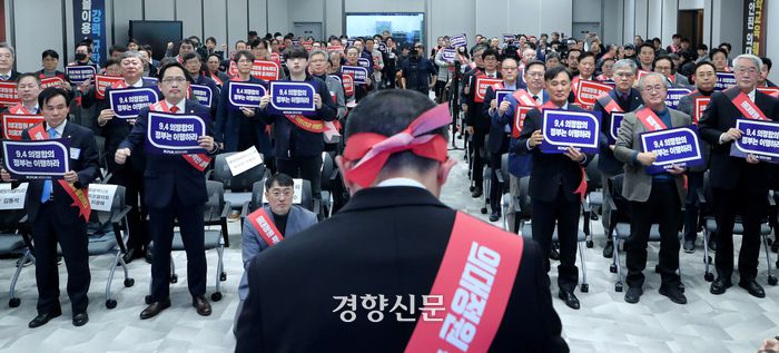 정부의 의대정원 확대 수요조사결과 발표에 따른 파업 등 대응 방안에 대해 논의하는 전국의사대표자 및 확대 임원 연석회의가 26일 서울 용산구 대한의사협회 강당에서 열려 이필수 회장이 삭발한 후 인사하고 있다. 2023.11.26. 김창길 기자