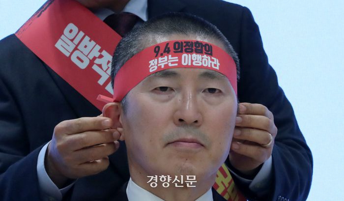 정부의 의대정원 확대 수요조사결과 발표에 따른 파업 등 대응 방안에 대해 논의하는 전국의사대표자 및 확대 임원 연석회의가 26일 서울 용산구 대한의사협회 강당에서 열려 이필수 회장이 삭발한 후 머리띠를 메고 있다. 2023.11.26. 김창길 기자