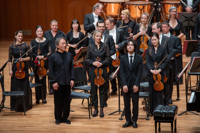 피아니스트 임윤찬이 지난 26일 서울 예술의전당에서 뮌헨 필하모닉과 ‘베토벤 피아노 협주곡 4번’을 협연한 뒤 관객에게 인사하고 있다. 빈체로 제공