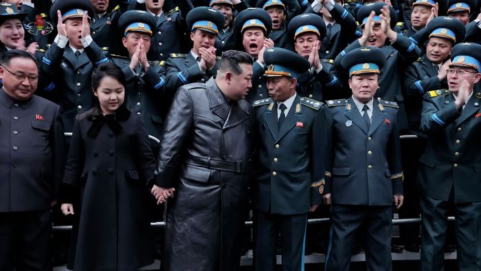 김정은 북한 국무위원장이 지난 23일 군사정찰위성 발사 성공에 공헌한 국가항공우주기술총국의 과학자, 기술자들과 기념사진을 촬영하며 류상훈 국가항공우주기술총국장과 대화하고 있다. 조선중앙TV|연합뉴스