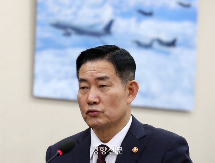 신원식 국방부 장관이 지난 23일 국회 국방위원회 전체회의에서 9.19 남북군사합의 일부 효력 정지 관련 현안 보고를 하고 있다. 박민규 선임기자