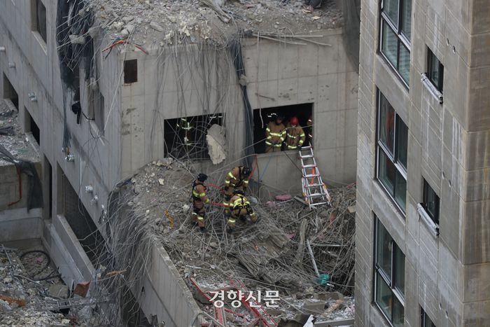 6명의 사망자가 발생한 광주 서구 화정아이파크 주상복합아파트 붕괴 사고 사흘째인 지난해 1월13일 구조대가 실종자 수색작업을 하고 있다. 한수빈 기자