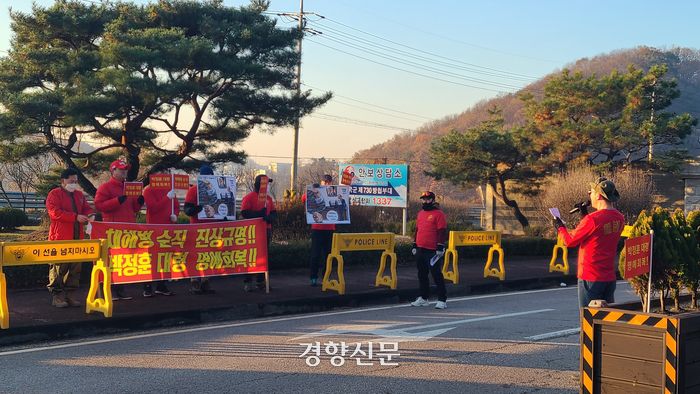 해병대 예비역들이 28일 오전 8시 해병대사령부 앞에서 박정훈 대령을 응원하고 있다. 김태희기자