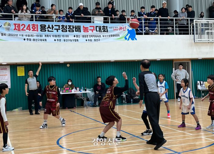 지난 18일 서울 용산구 원효로 다목적 실내체육관에서 용산구청장배 농구대회가 열렸다. 용산구 농구협회 제공