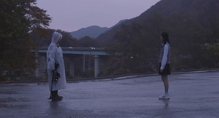 영화 <물비늘>의 예분(김자영)과 지윤(홍예서)는 상실을 겪고 남겨진 뒤 서로를 보듬는 유사 가족 관계를 형성한다. 인디스토리 제공