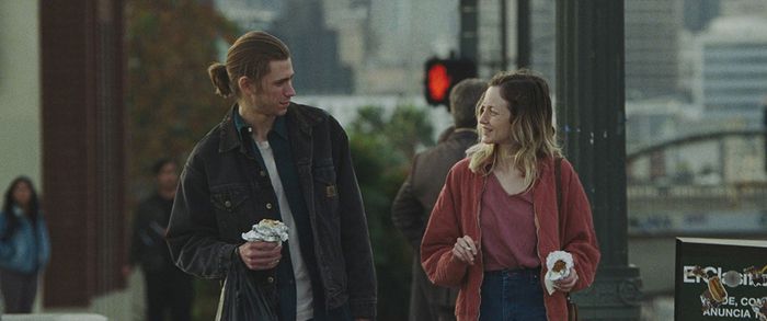 <레슬리에게>는 아들마저 포기한 구제불능 엄마 레슬리(안드레아 라이즈보로)가 믿어주는 이를 만나 다시  일어서는 이야기다.  영화사 진진 제공