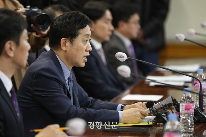 김주현 금융위원장이 지난 20일 서울 중구 은행연합회에서 열린 금융지주 회장단 간담회에서 발언하고 있다. 금융당국은 다음 달 6일 보험업계와 만날 예정이다. 성동훈 기자