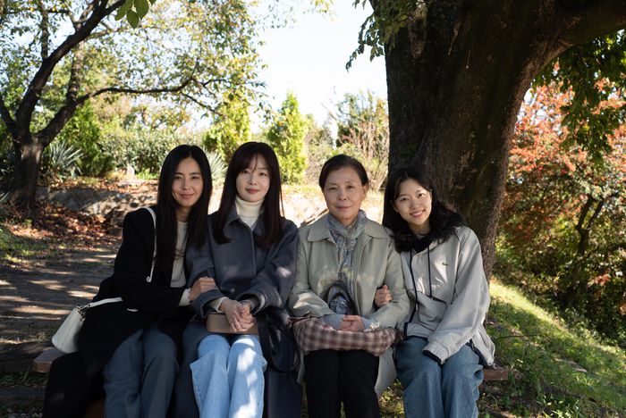 <교토에서 온 편지>는 부산 영도에서 나고 자란 세 자매가 엄마의 오랜 비밀을 알게 되면서 생기는 일을 그린다. 판씨네마 제공