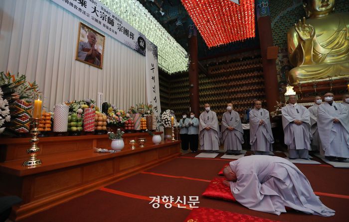대한불교조계종 총무원장을 지냈던 자승 스님이 경기 안성시 죽산면 칠장사에서 화재로 입적한 다음날인 30일 서울 종로구 조계사에 마련된 분향소를 찾은 스님들이 추모하고 있다. 권도현 기자