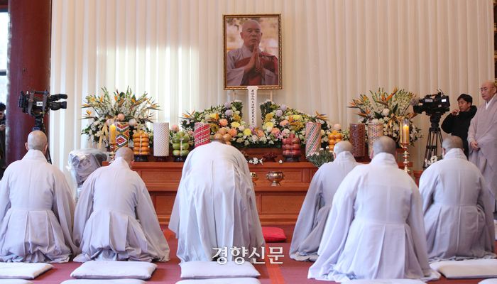 대한불교조계종 총무원장을 지냈던 자승 스님이 경기 안성시 죽산면 칠장사에서 화재로 입적한 다음날인 30일 서울 종로구 조계사에 마련된 분향소를 찾은 스님들이 추모하고 있다. 권도현 기자