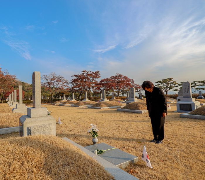 강정애 국가보훈부 장관 내정자가 5일 오전 인사청문회 준비 사무실로 출근하기 전 서울시 동작구 국립서울현충원에 들려 독립운동가인 시조부 권준 장군의 묘역에 헌화를 하고 있다. 보훈부 제공