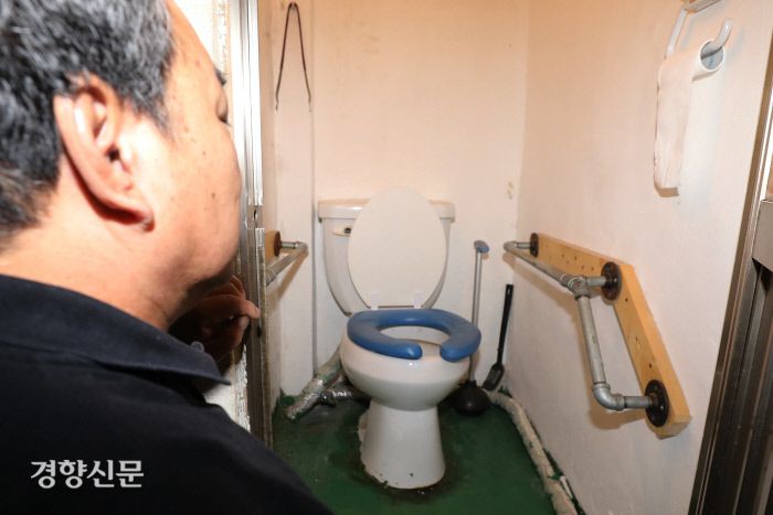 윤용주 동자동사랑방 대표가 집 밖에 있는 화장실을 보여주고 있다. 한수빈 기자