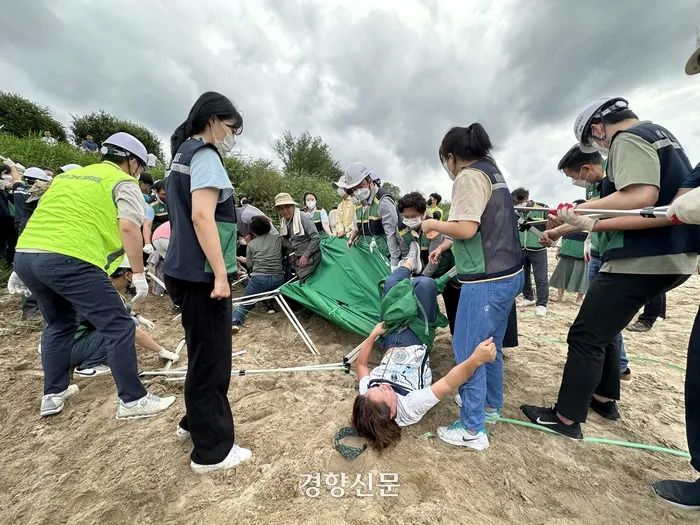 대전·충남 환경단체 관계자 등이 지난 9월14일 충남 공주보 인근에 설치된 농성 천막을 철거하는 공주시 공무원에 저항을 하고 있는 모습. 강정의 기자