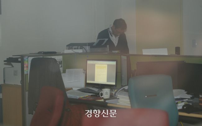 2015년 10월 서울 종로구 동숭동 국립국제교육원 건물에 마련된 ‘국정화 비밀 TF’ 사무실에서 한 직원이 서류를 급히 치우고 있는 모습. 경향신문 자료사진