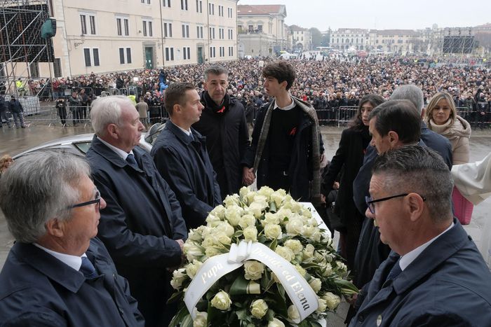 줄리아 체케틴의 장례식에 수많은 추모객들이 몰려 함께 애도하고 있다. AFP연합뉴스