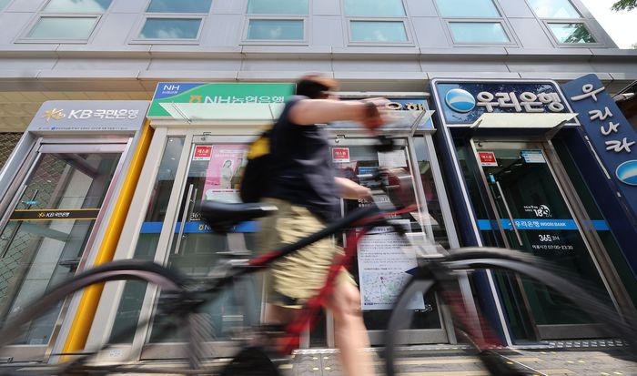 서울 시내에 시중은행의 현금 입출금기가 설치돼 있다. 연합뉴스