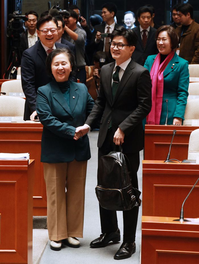 한동훈 법무부 장관이 6일 국회 예결위회의장에서 열린 국민의힘 정책의원총회에 참석하며 국민의힘 김영선 의원과 악수하고 있다. 연합뉴스