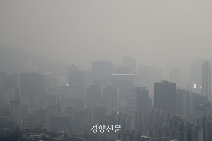 서울에 미세먼지를 동반한 비가 내린 6일 서울 종로구 인왕산에서 바라본 도심이 뿌옇다. 문재원 기자