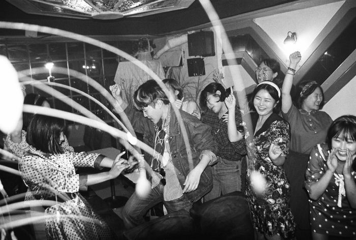 <홈그라운드>는 1970년대 서울 명동의 ‘샤넬다방’과 2000년대 신촌공원, 2020년대 망원동의 댄스교실 ‘루땐’까지 여성 퀴어들의 공간을 조명한다. 관련 자료를 찾을 수 없었던 샤넬다방과 신촌공원은 연출을 통해 재현했다. 씨네소파 제공