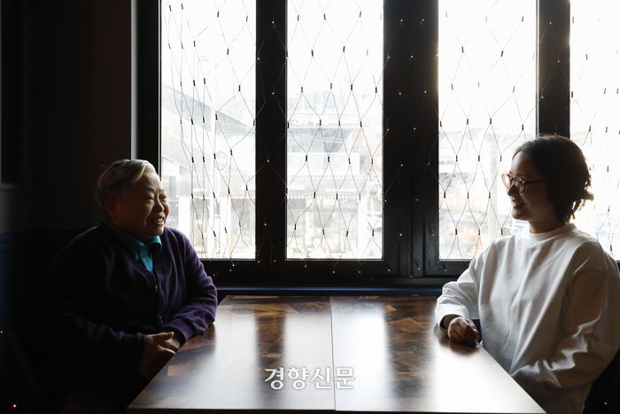 권아람 감독(오른쪽)과 윤김명우씨가 서울 이태원동의 레즈비언 바 ‘레스보스’에서 서로를 바라보며 웃고 있다. 문재원 기자