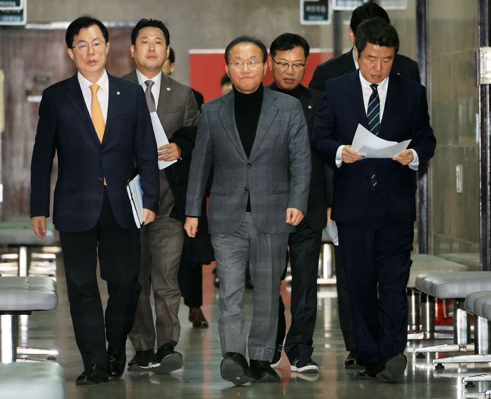 윤재옥 국민의힘 원내대표와 이만희 사무총장, 유의동 정책위의장 등이 8일 국회에서 열린 원내대책회의에 참석하고 있다. 연합뉴스