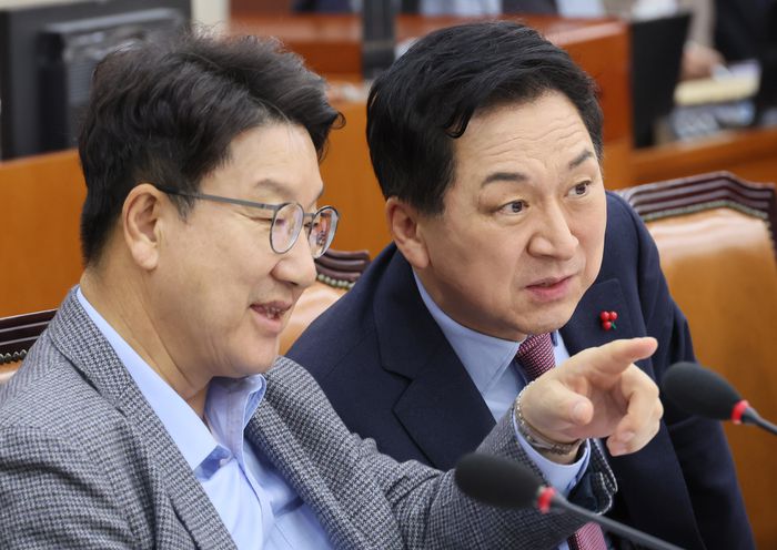 8일 국회에서 열린 행정안전위원회 전체회의에서 국민의힘 김기현 대표(오른쪽)와 권성동 의원이 대화하고 있다. 연합뉴스