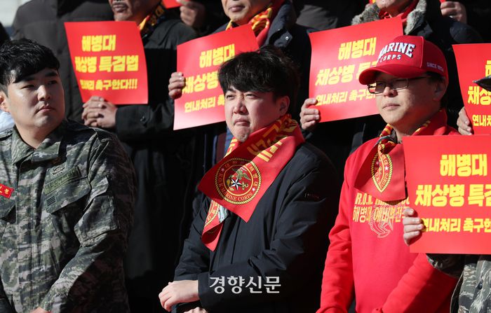 이준석 전국민의힘 대표가 11월 30일 국회 본청 계단에서 열린 해병대 예비역 전국연대의 채 상병 특검법 촉구 기자회견에 참석해 사회자의 발언을 듣고 있다. /박민규 선임기자