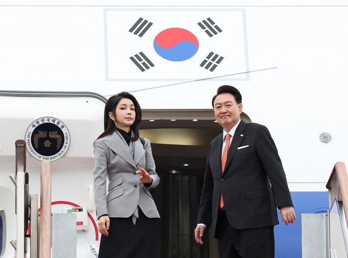 네덜란드를 국빈 방문하는 윤석열 대통령과 부인 김건희 여사가 11일 경기 성남 서울공항에서 전용기인 공군 1호기에 올라 출국인사를 하고 있다.  연합뉴스