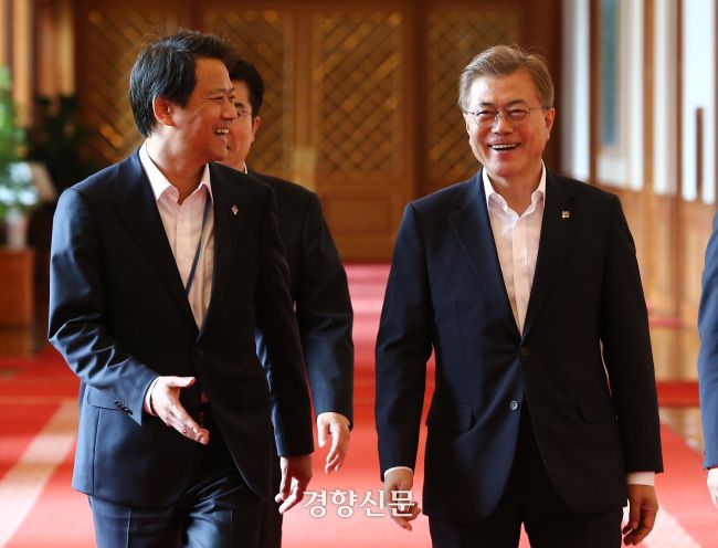 2017년 6월13일 오후 청와대 본관에서 열린 대통령과 국회 예결위 간사단 및 상임위원장 오찬에 앞서 문재인 대통령과 임종석 비서실장이 차담회 장소로 입장하고 있다.  청와대 사진기자단