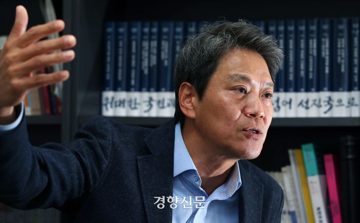 <색다른 인터뷰> 임종석 전 청와대 비서실장이 6일 서울 성동구 남북경제문화협력재단 사무실에서 경향신문과 인터뷰를 하고 있다. 2023.12.6 /서성일 선임기자