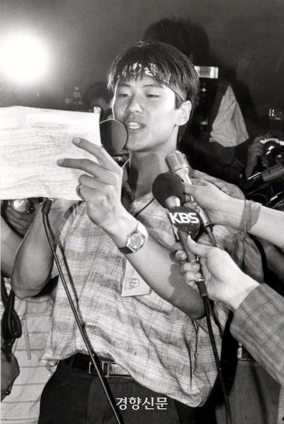 1989년 6월 임종석 전대협 3기 의장이 임수경씨가 남한 학생 대표로 평양 세계청년학생축전에 참가하기 위해 방북했다고 발표하고 있다. /경향신문 자료사진