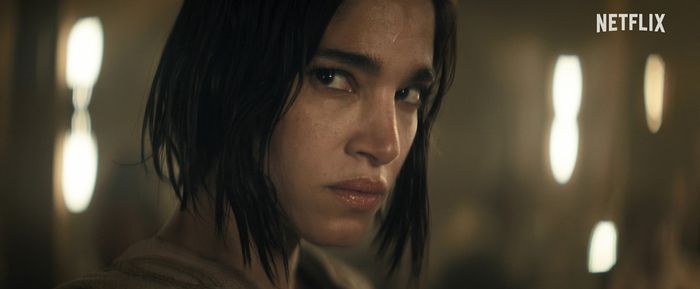 우주 변방의 농촌 마을에 위기가 닥치자 2년 전 이곳에 정착한 코라(소피아 부텔라)는 혁명군을 조직하고 나선다. 넷플릭스 제공