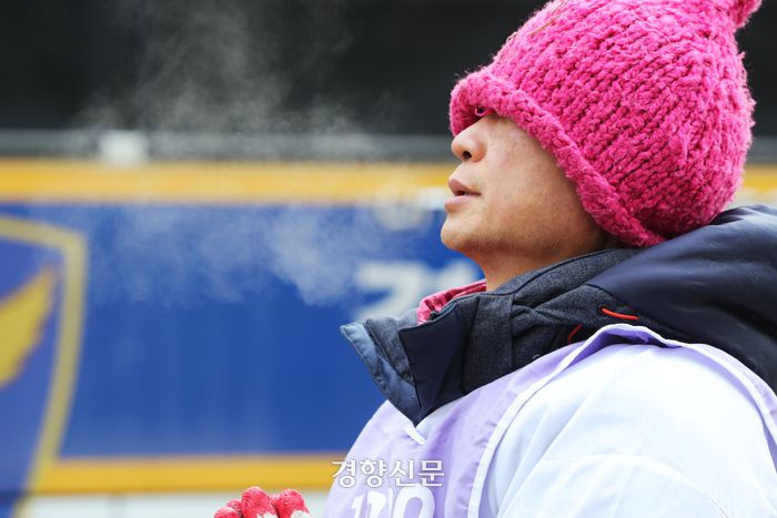 서울 여의도 국회 앞에서 18일 이태원 참사 특별법 국회 본회의 통과 촉구 오체투지를 하는 시민대책회의 소속 활동가에게서 입김이 나오고 있다.