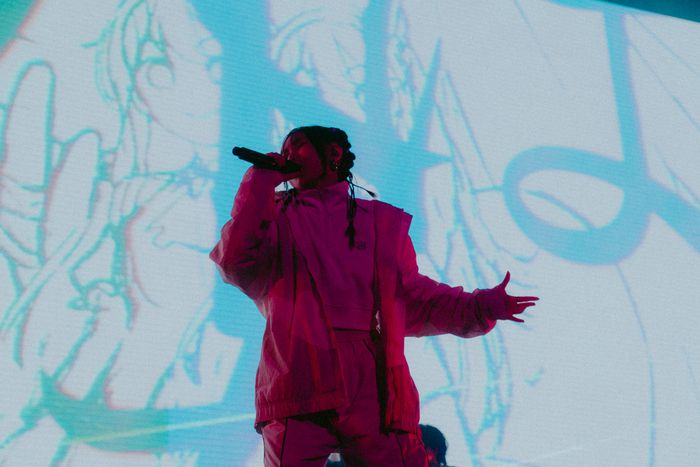 노래를 부르는 이쿠라의 뒤로 애니메이션 화면이 나오고 있다. 리벳 제공