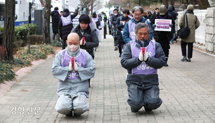 10.29 이태원 참사 유가족과 시민대책회의 소속 활동가들이 18일 서울 여의도 국회 앞에서 이태원 참사 특별법 국회 본회의 통과 촉구 오체투지를 하고 있다.