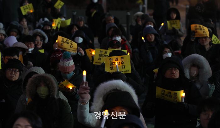 학생인권조례 폐지에 반대하는 학부모와 학생들이 21일 서울 중구 서울시의회 앞에서 촛불집회를 열고 있다. 김창길기자