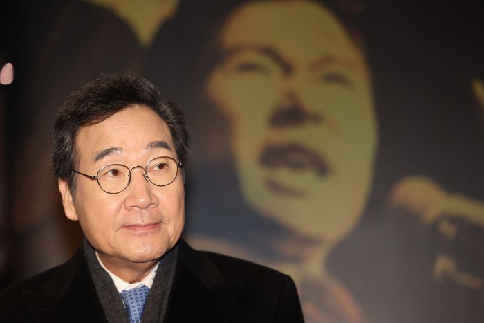 더불어민주당 이낙연 전 대표가 18일 서울 용산 CGV에서 열린 ‘길위에 김대중’ 시사회에 참석해 취재진의 질문을 듣고 있다. /연합