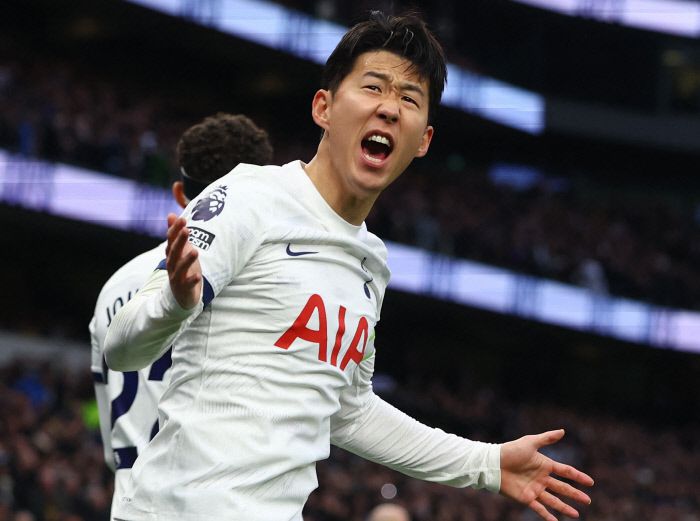 시즌 11호골 토트넘 손흥민이 24일 영국 런던 토트넘 홋스퍼 스타디움에서 열린 2023~2024 잉글랜드 프리미어리그 18라운드 에버턴전에서 히샤를리송의 선제골이 터지자 포효하고 있다. 런던 | 로이터연합뉴스