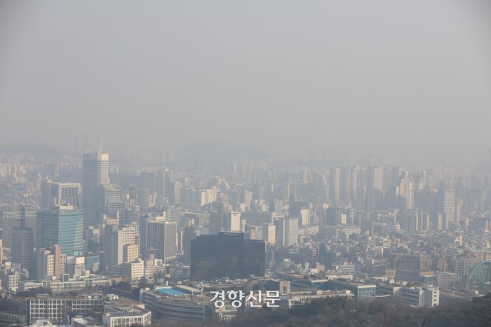 전국이 대체로 흐린 날씨를 보였던 지난 26일 오전 서울 중구 남산타워 전망대에서 내려다 본 서울 시내가 뿌옇다. 이날 기상청은 수도권과 충청, 호남 등 서쪽 지방은 미세먼지와 초미세먼지 농도가 ‘나쁨’ 수준으로 예측된다고 밝혔다. 2023.12.26. 정효진 기자