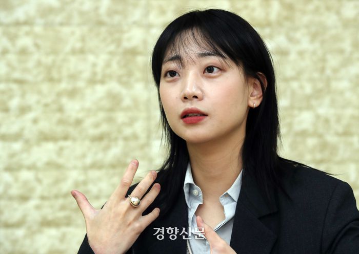 박참새 시인이 지난달 22일 서울 정동 경향신문사에서 인터뷰를 하고 있다. 서성일 선임기자