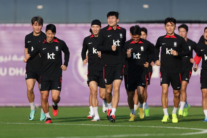 아랍에미리트연합(UAE) 아부다비 뉴욕대스타디움에서 몸을 풀고 있는 축구 대표팀 선수들. 대한축구협회 제공