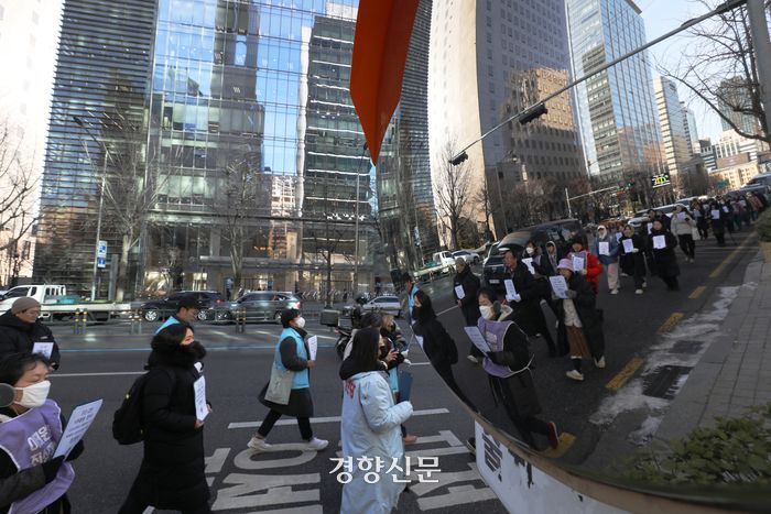 이태원 참사 유가족과 시민 159명은 서울광장 이태원 참사 분향소 앞에서 출발해 국회까지 행진했다.