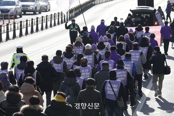 10·29 이태원 참사 유가족과 시민들이 진상규명 특별법 제정을 촉구하며 국회를 향해 행진하고 있다.