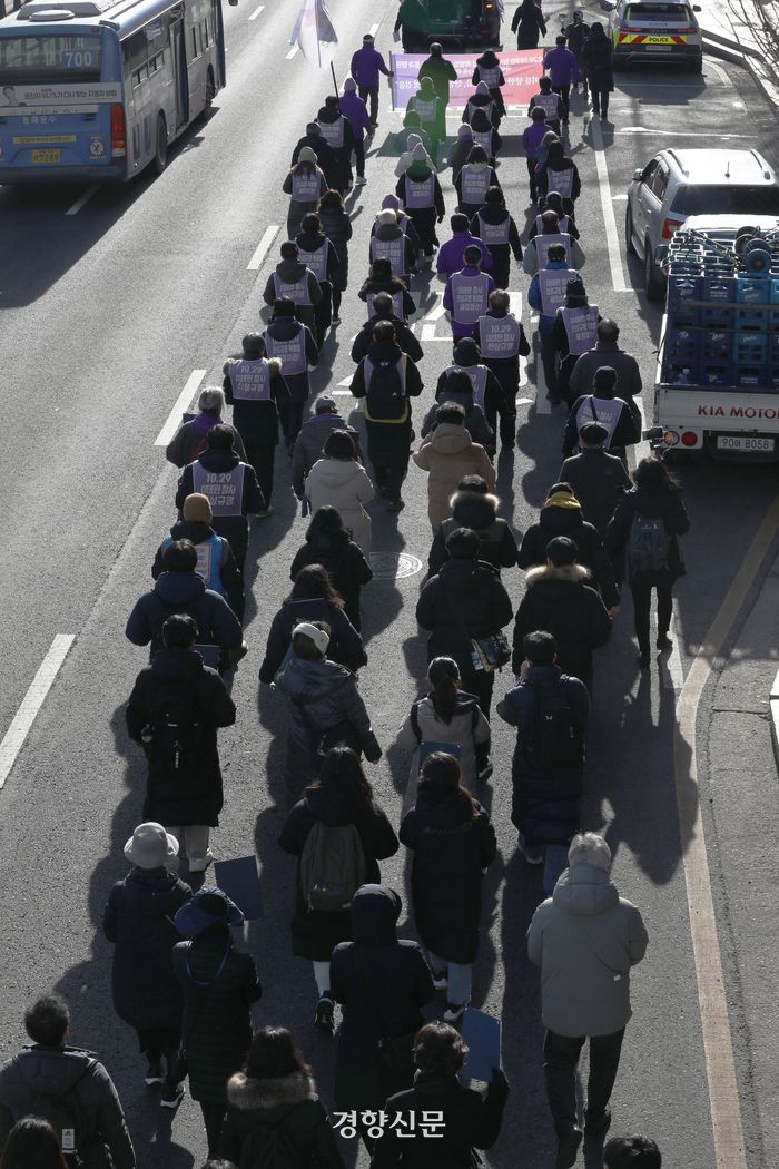 10·29 이태원 참사 유가족과 시민들이 이태원 특별법 여야 합의안을 도출하여 본회의에서 통과시킬 것을 촉구하며 행진하고 있다.