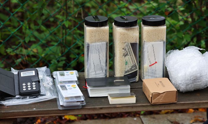 지난해 9월20일 오후 인천시 강화군 교동도 망향대에서 열린 대북 전단 브리핑에서 탈북자 단체가 공개한 대북 전단 내용물. 연합뉴스