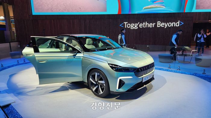 10일(현지시간) 미국 라스베이거스에서 열린 가전전시회 ‘CES 2024’ 전시장에 튀르키예 ‘토그’의 전기 세단 T10F가 전시돼 있다. 김상범 기자