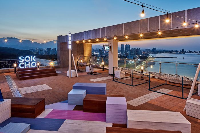 롯데리조트속초 9층에 있는 식당 알구펍(R.9PUP)이다. 테라스로 나가면 속초 시내를 병풍처럼 감싼 설악이 한눈에 들어온다.  롯데리조트 제공