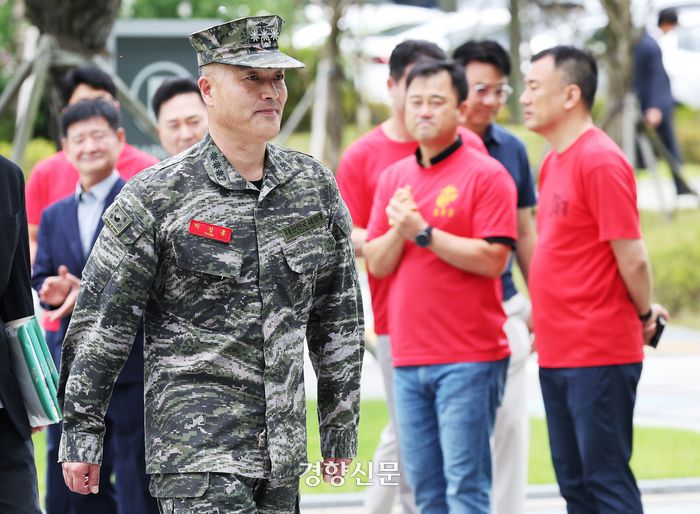 채 상병 순직 사건을 수사하다 해임된 박정훈 전 해병대 수사단장이 지난해 9월 4일 경기도 수원시 영통구 수원지방법원에서 열린 보직해임 집행정지 신청 첫 심문에 출석하고 있다.  박 대령의 해병대 사관 81기 동기들도 이날 동행해 박 대령을 응원했다. 연합뉴스